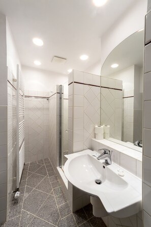 Luxury-Apartment, 2 Schlafzimmer, Küche, Flussblick | Badezimmerausstattung | Dusche, kostenlose Toilettenartikel, Haartrockner, Handtücher