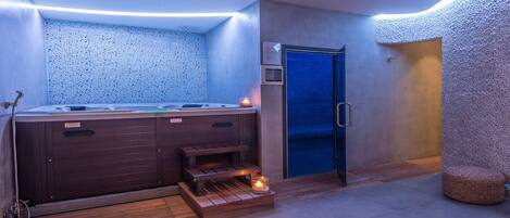Un cuarto de spa con sauna, un banco de madera y una puerta que da a otra habitación.