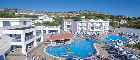 Een seizoensgebonden buitenzwembad en parasols bij het zwembad