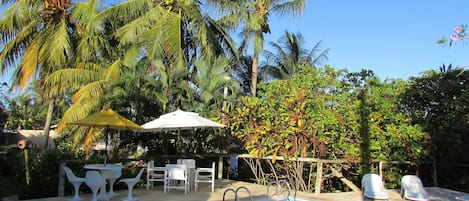 Piscina externa, guarda-sóis, espreguiçadeiras