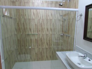 Standard Quadruple Room, Balcony | Bathroom shower - Pousada Ipitanga IV (Lauro de Freitas)