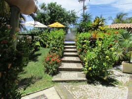 Piscina externa, guarda-sóis, espreguiçadeiras