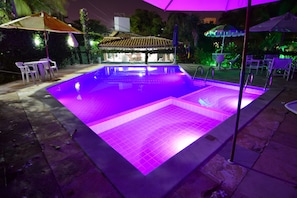 Piscina externa, guarda-sóis, espreguiçadeiras