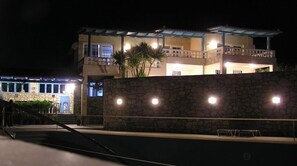 Voorkant accommodatie - avond/nacht