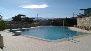 Seasonal outdoor pool, pool umbrellas, pool loungers - Nicolas Apartments (Ierapetra)