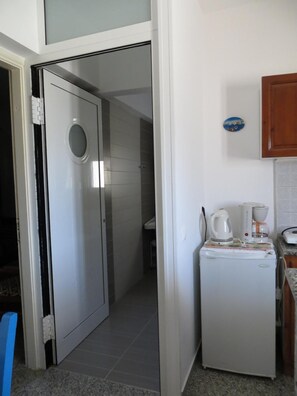 Tủ lạnh, bếp nấu, dụng cụ pha cà phê/trà, ấm điện