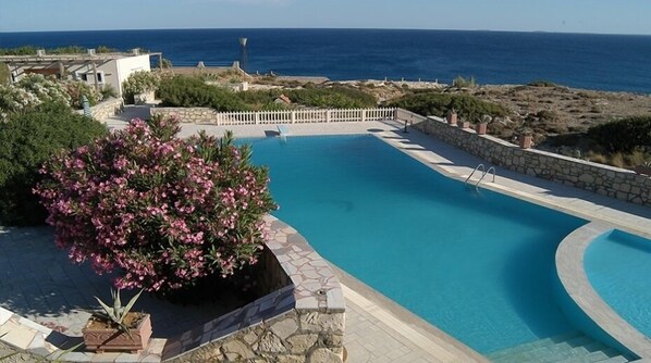 Seasonal outdoor pool, pool umbrellas, pool loungers - Nicolas Apartments (Ierapetra)