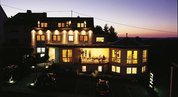 Voorkant accommodatie - avond/nacht