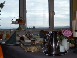 Café da manhã com buffet todos os dias (EUR 10.50 por pessoa) 