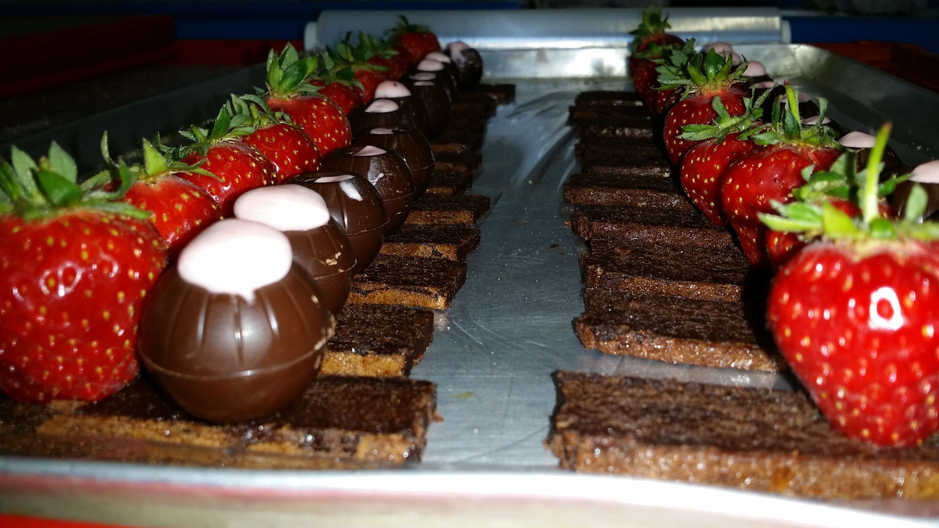 Eine Auswahl an Desserts mit Erdbeeren und schokolierter Pralinen.