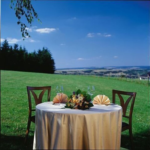 Lunch and dinner served