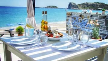 Serveert ontbijt, lunch, diner, Mediterrane gerechten