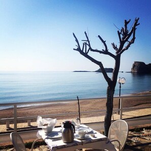 S'hi serveixen esmorzars, dinars, sopars i plats de cuina mediterrània 