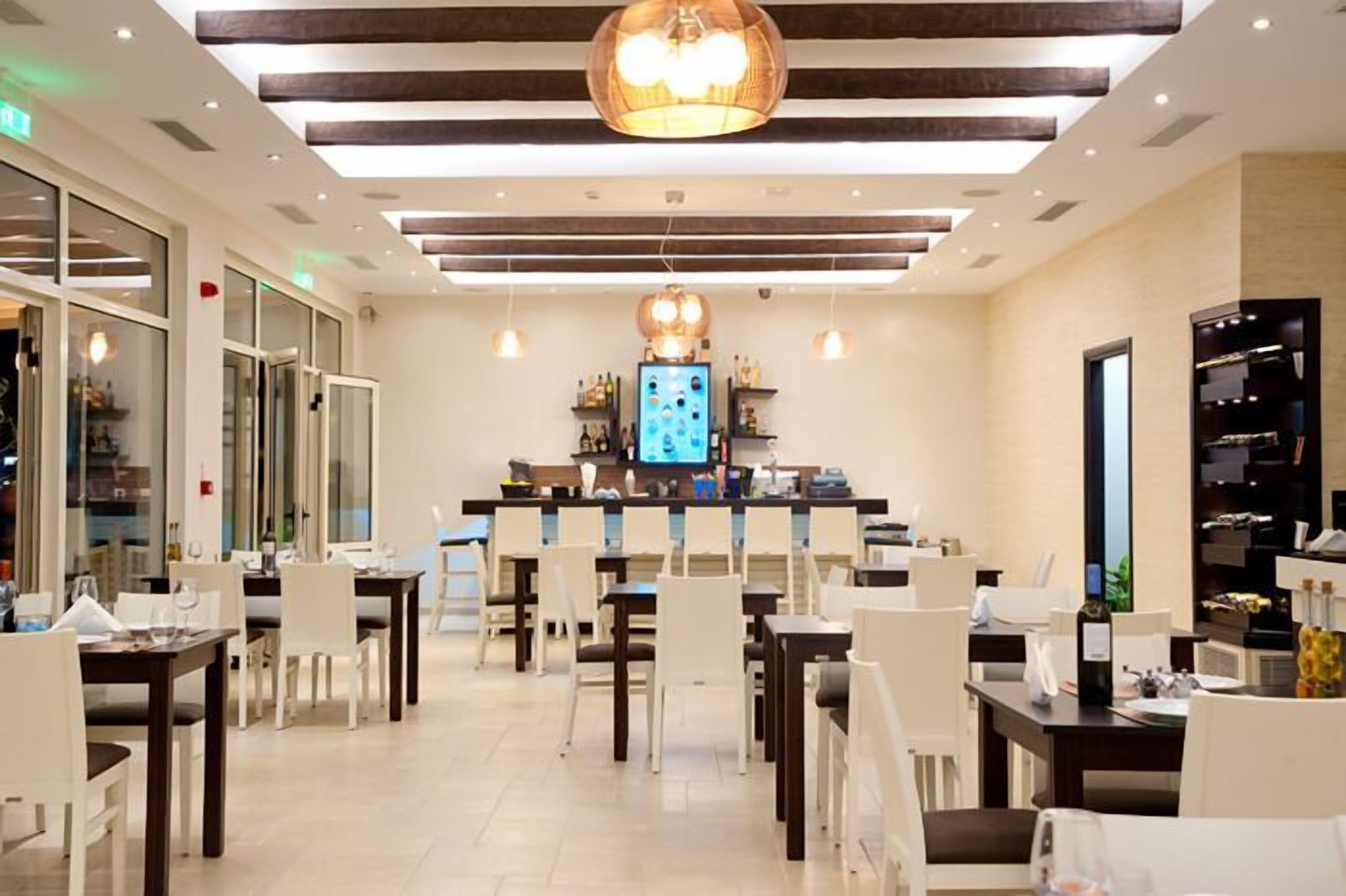 Petit déjeuner, déjeuner et dîner servis sur place
