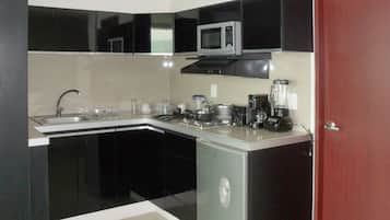 Suite (Master) | Private kitchenette | Fridge, microwave, coffee/tea maker, toaster
