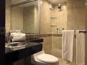 Een douche, handdoeken