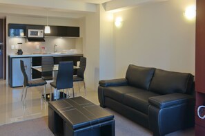 Standaard kamer, 1 queensize bed | Woonruimte | Een 32-inch flatscreentelevisie met satellietzenders en lcd-televisie