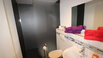 Chuveiro, produtos de toalete de grife, secador de cabelo