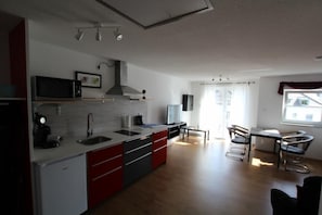 Réfrigérateur, micro-ondes, plaque de cuisson, cafetiÚre/bouilloire