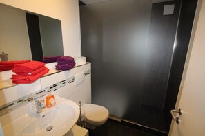 Shower, perlengkapan mandi desainer, pengering rambut, dan handuk