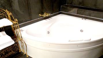 Suite | Private spa tub