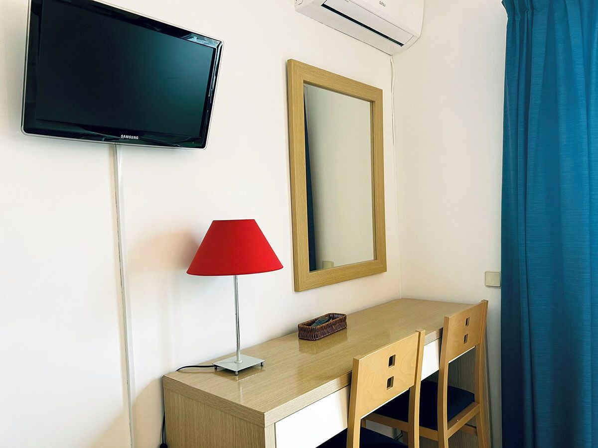 deluxe room | 1 bedroom, in-room safe, desk, laptop workspace
