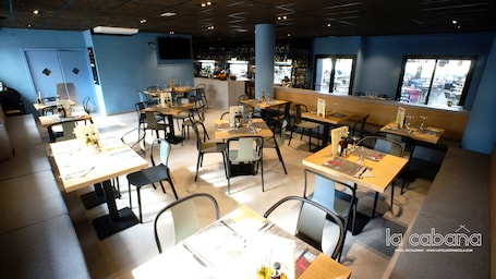 供应早餐,地区菜,室外就餐