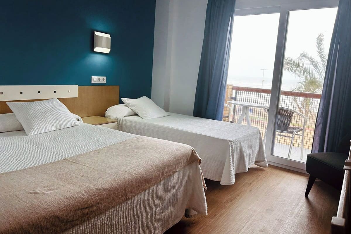 Chambre Triple, vue mer | Coffres-forts dans les chambres, bureau