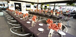 Frokost serveres, regionale retter, uteservering 