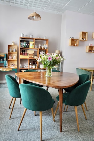 Desayuno con opciones de la cocina local diario (EUR 11 por persona)