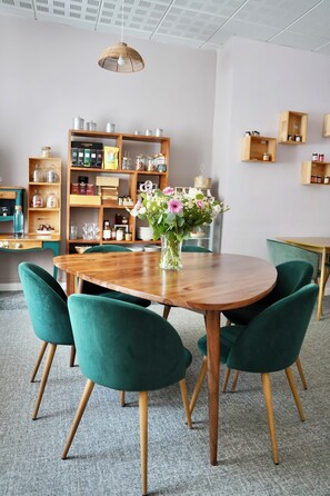 TĂ€gliches einheimisches FrĂŒhstĂŒck (11 EUR pro Person)