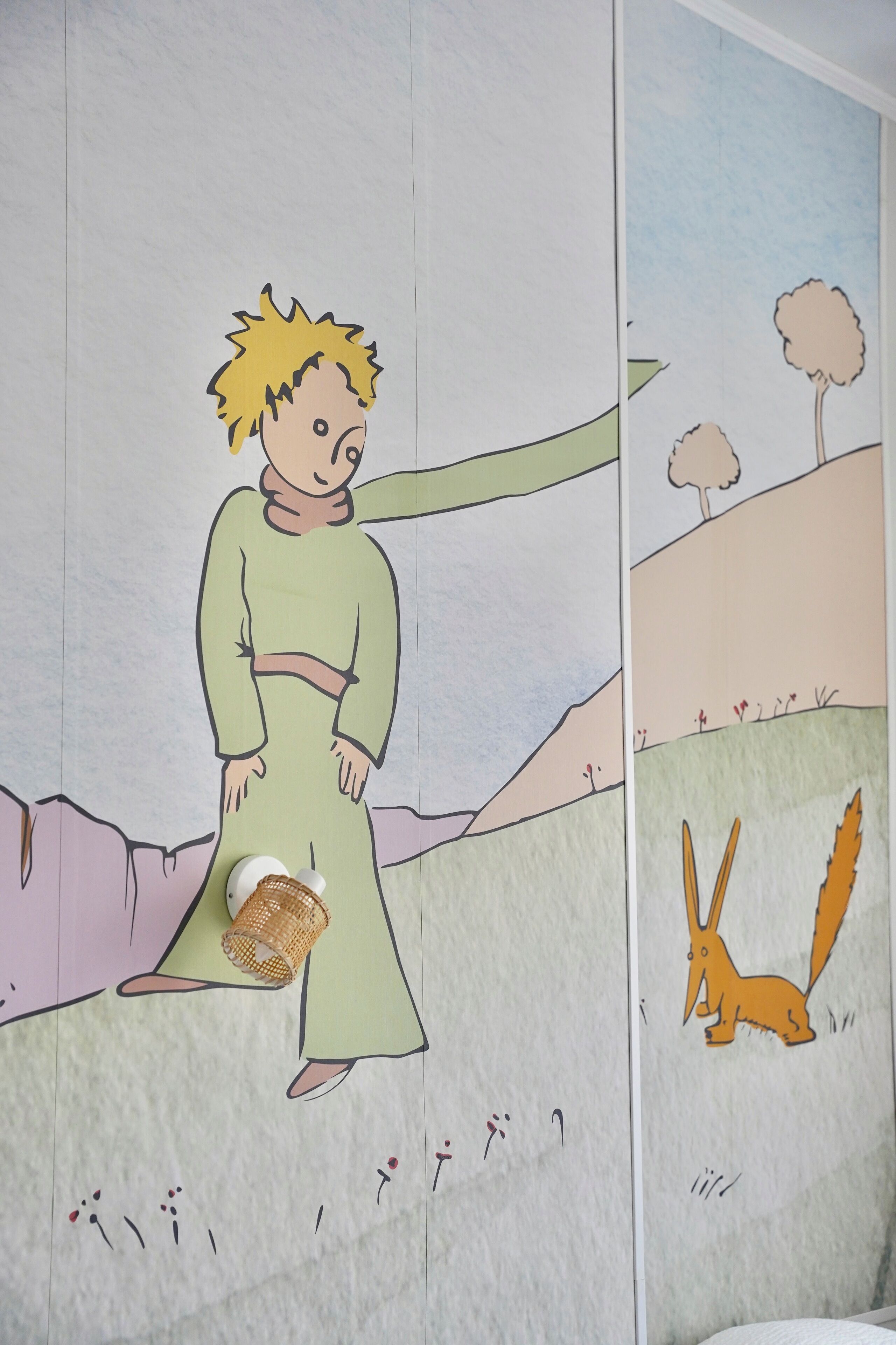Une pièce comprenant un lit, une table de chevet et une étagère fixée au mur.