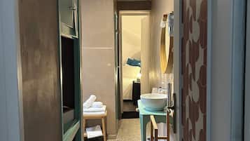 Family Quadruple Room | Bathroom | Free toiletries, hair dryer, towels, soap