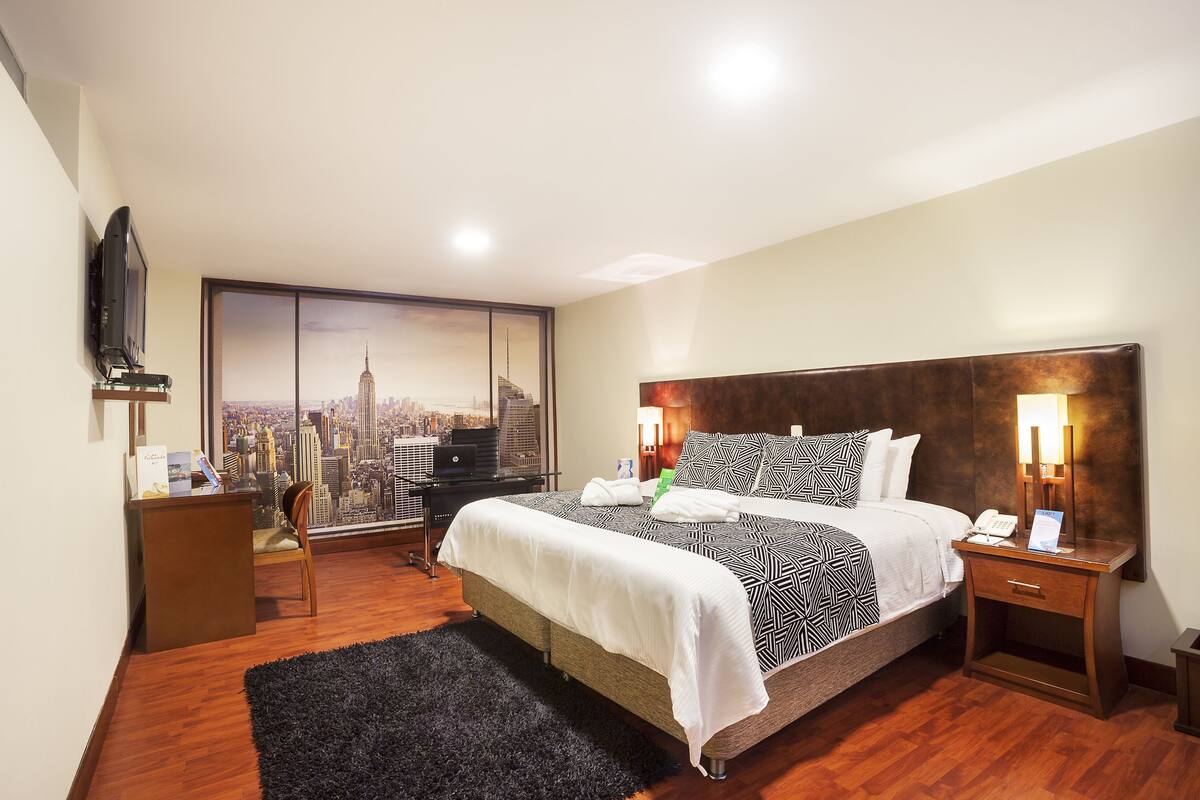 Deluxe Room | Minibar (free items), in-room safe, soundproofing, WiFi (free)