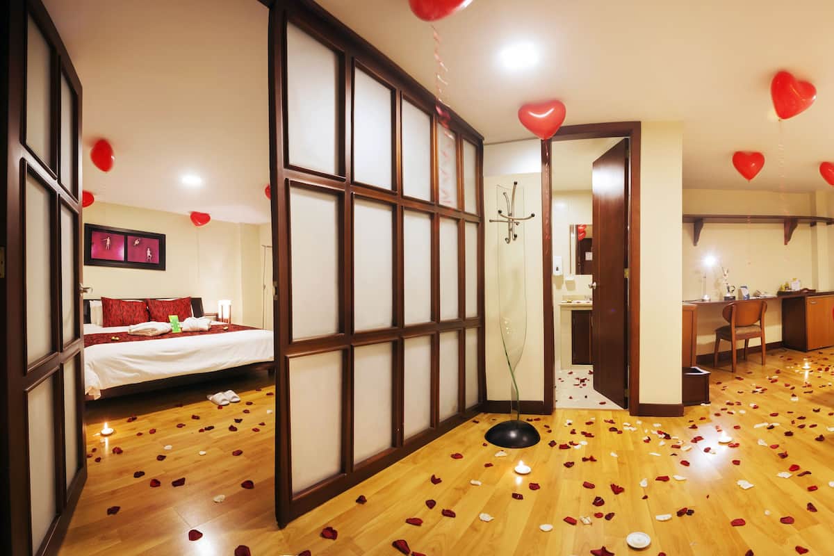 Suite | Minibar (free items), in-room safe, soundproofing, WiFi (free)