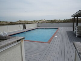 Una piscina al aire libre de temporada