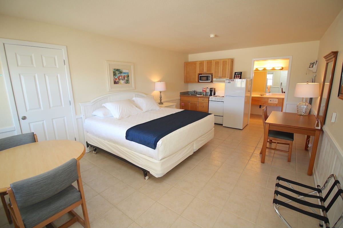 Room, 1 King Bed | Free WiFi, bed sheets