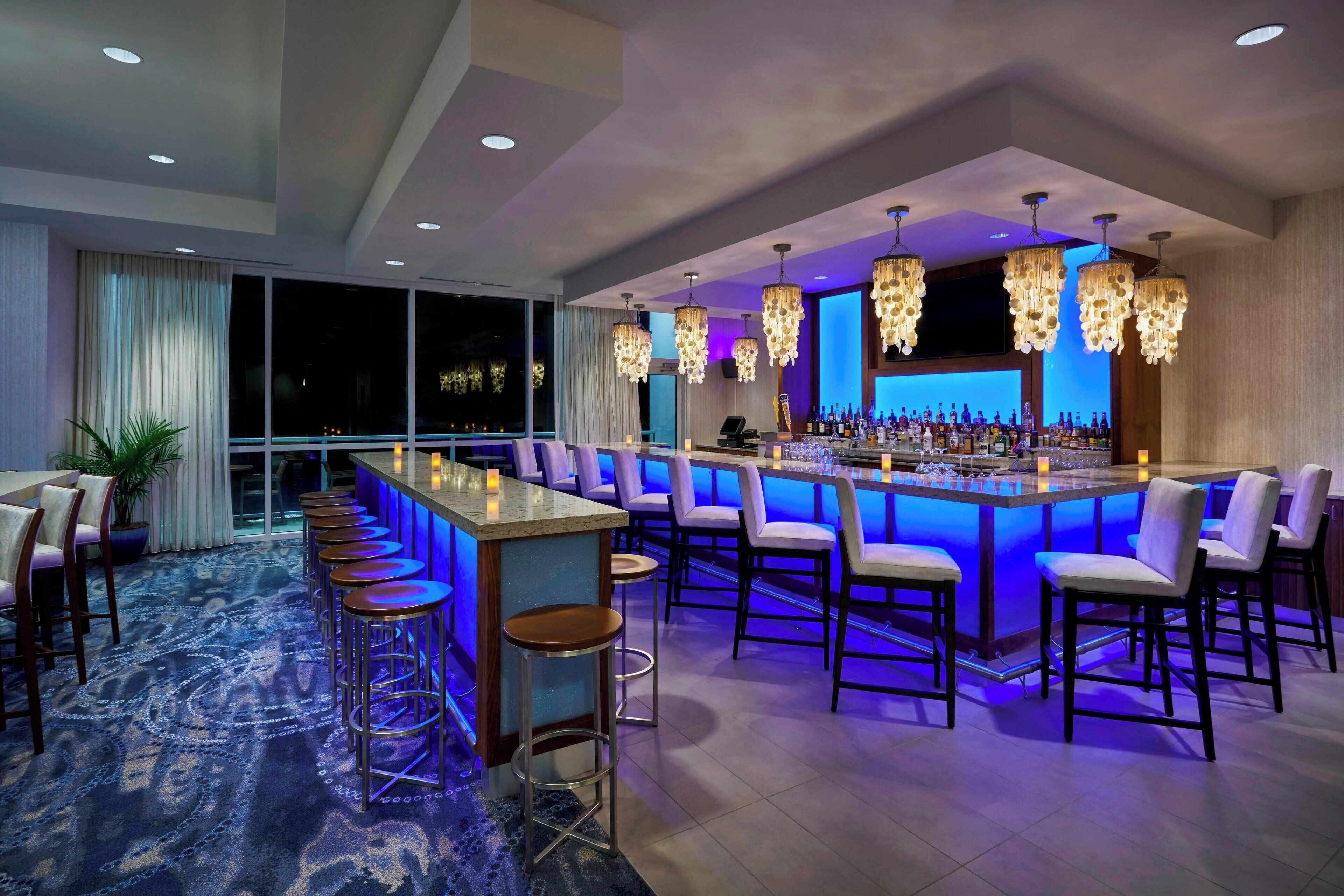 2 bars/lounges, lobby lounge