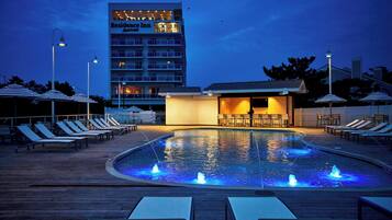 Indoor pool, seasonal outdoor pool, pool umbrellas, sun loungers