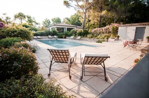 Outdoor pool, pool loungers - Hôtel Les Mazets de Marie de Jules (Eyragues)