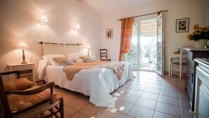 Standard Double Room, Terrace, Garden Area - Hôtel Les Mazets de Marie de Jules (Eyragues)