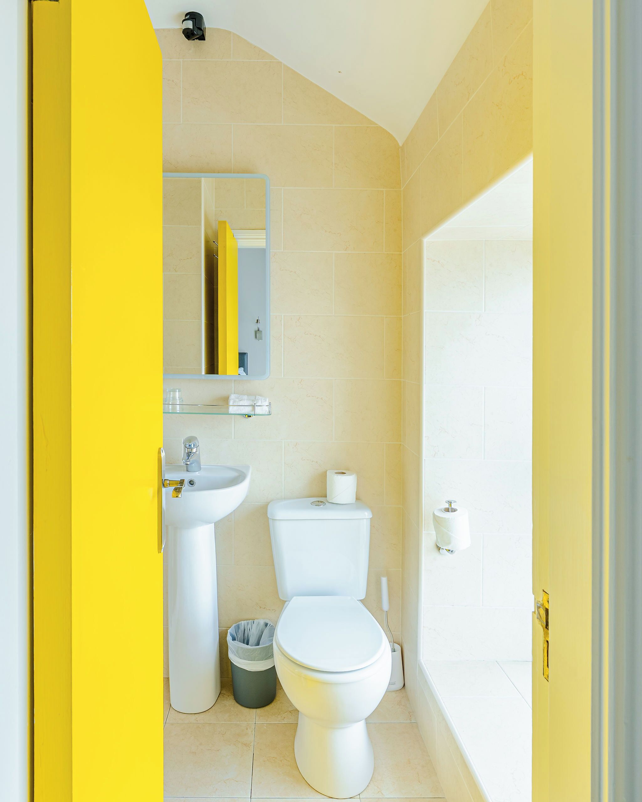 Un baño con inodoro, lavabo y espejo.