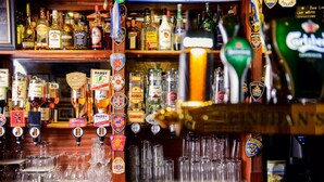 A bar with multiple liquor taps and a variety of bottles. - Dan Linehans Bar and B&B (Killarney)