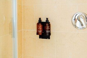 Chambre Standard double, salle de bain privée, vue sur la ville | Salle de bain | Douche, articles de toilette (gratuits), serviettes fournies