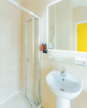 Douche, articles de toilette gratuits, serviettes fournies