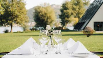 3 restaurants, spécialités Cuisine locale et internationale