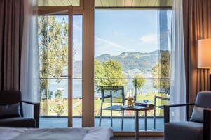 Ropa de cama de alta calidad y caja de seguridad en la habitación 