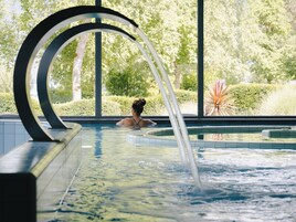 Una piscina techada, una piscina al aire libre