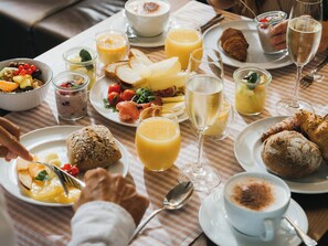 Desayuno continental gratuito y diario