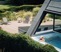 Una piscina techada, una piscina al aire libre